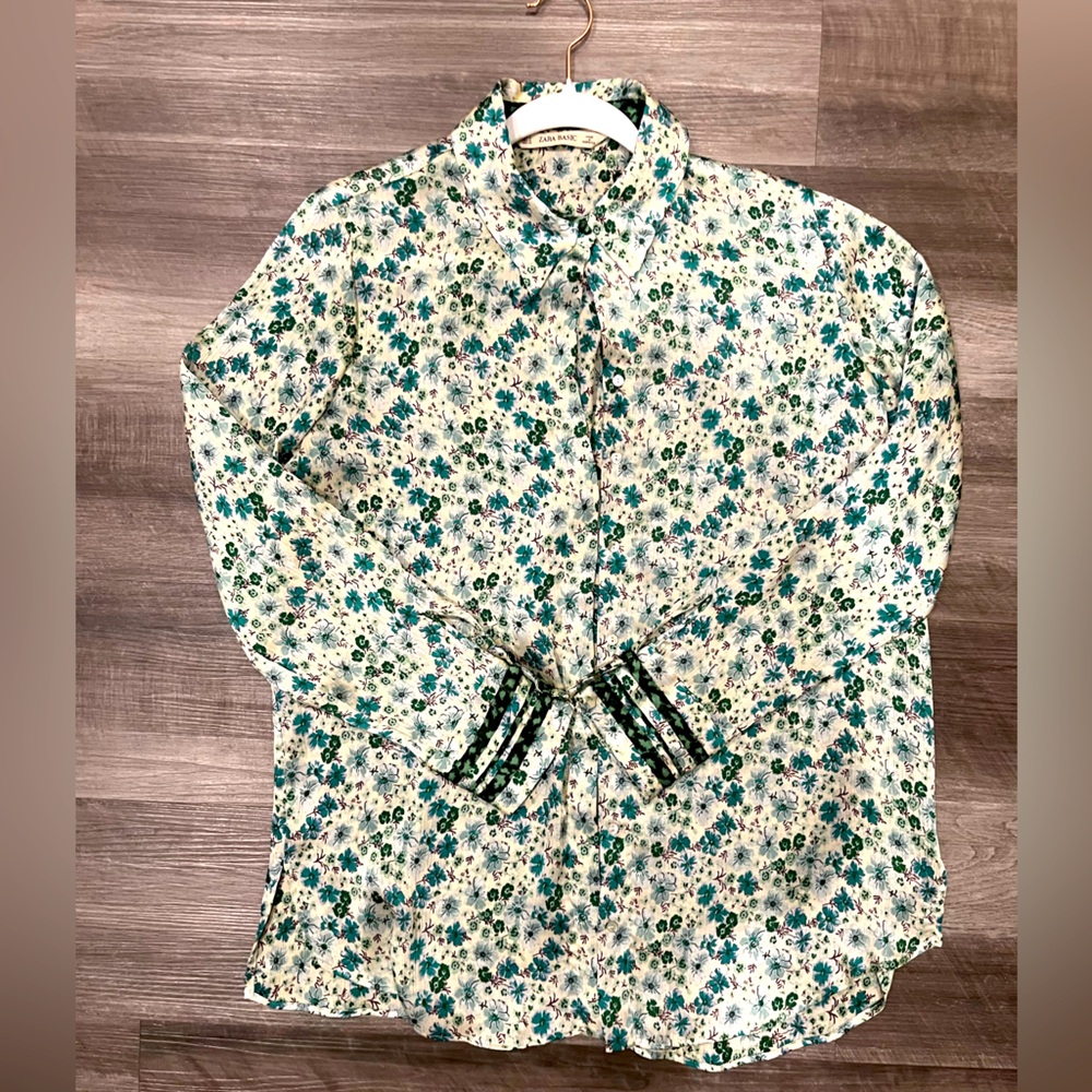 Zara flower button down. Size M. Fun detail on sleeve and covered buttons.